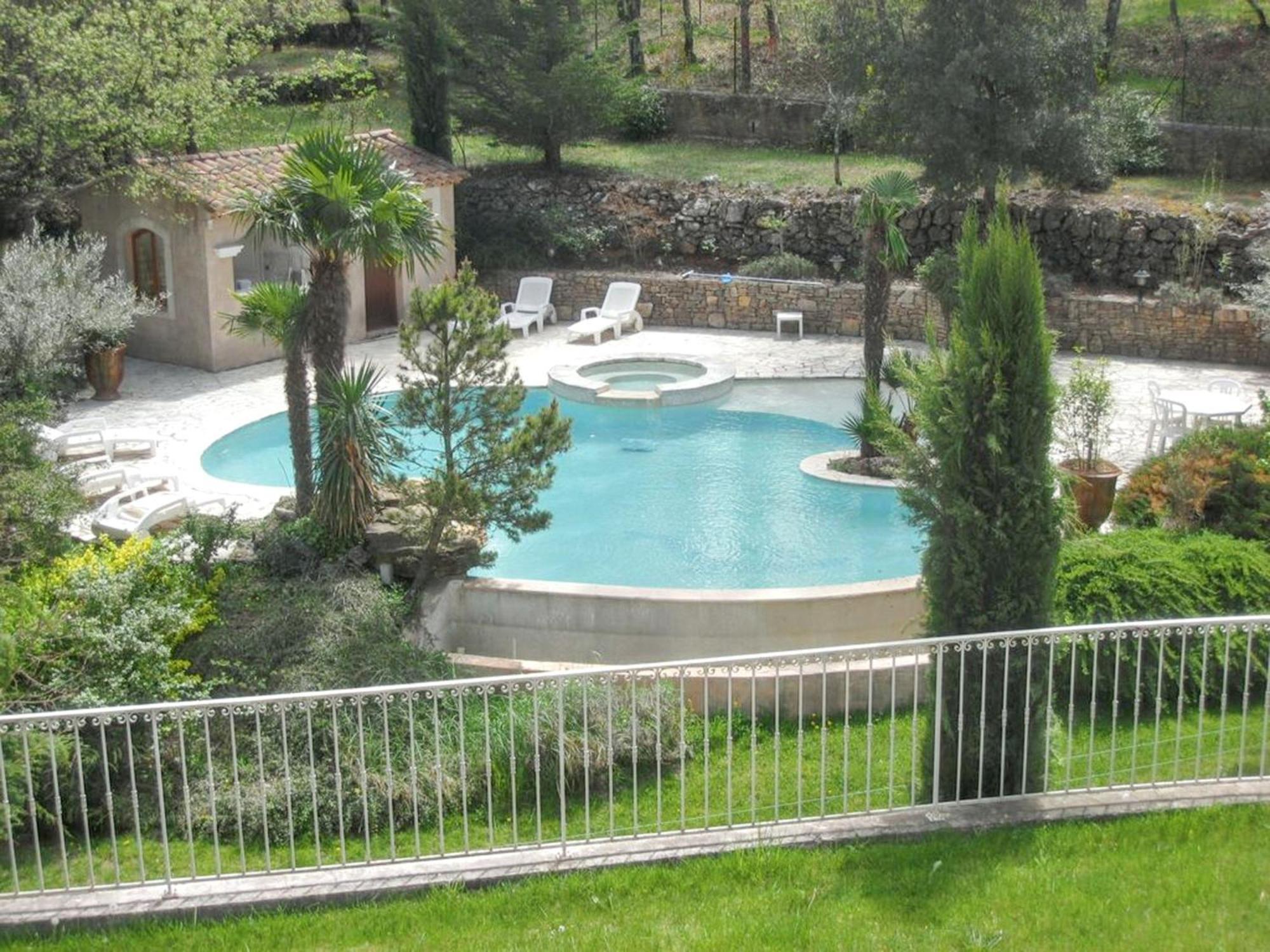 Villa Spacieuse Avec Piscine A Saint Maximin Экстерьер фото
