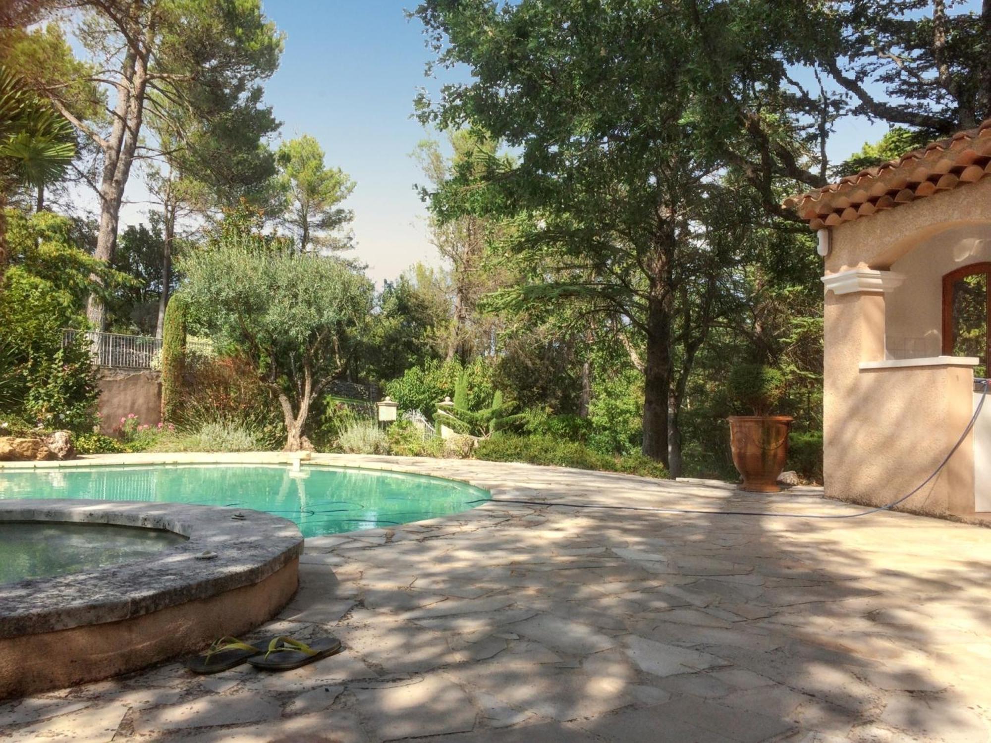 Villa Spacieuse Avec Piscine A Saint Maximin Экстерьер фото
