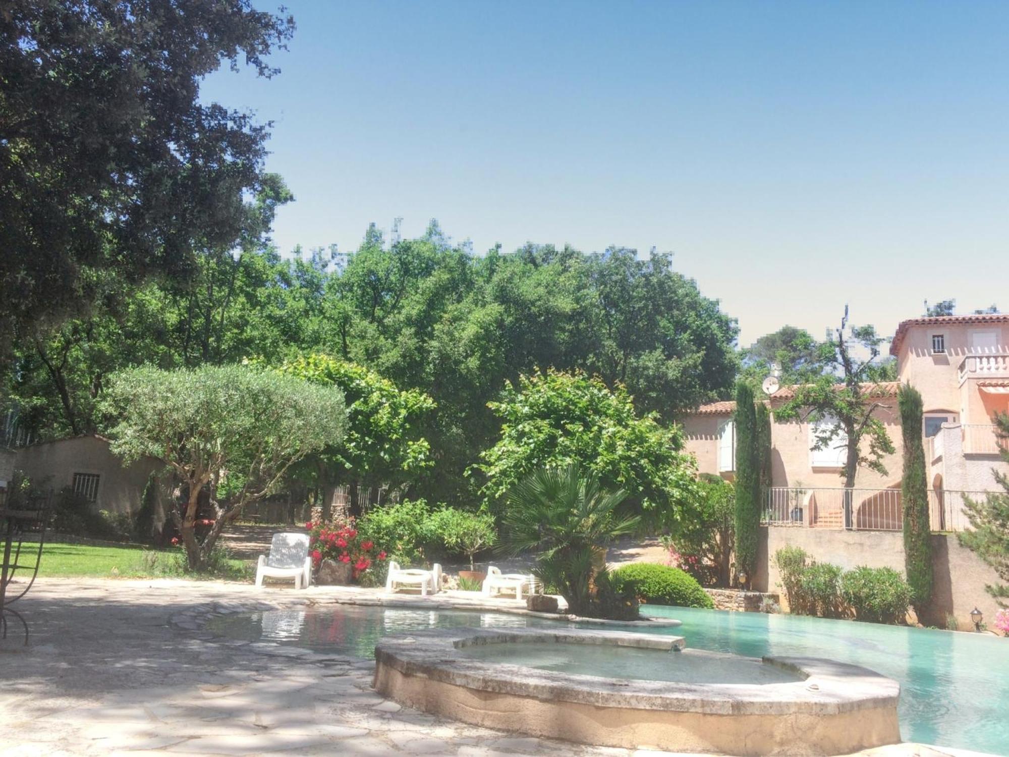 Villa Spacieuse Avec Piscine A Saint Maximin Экстерьер фото