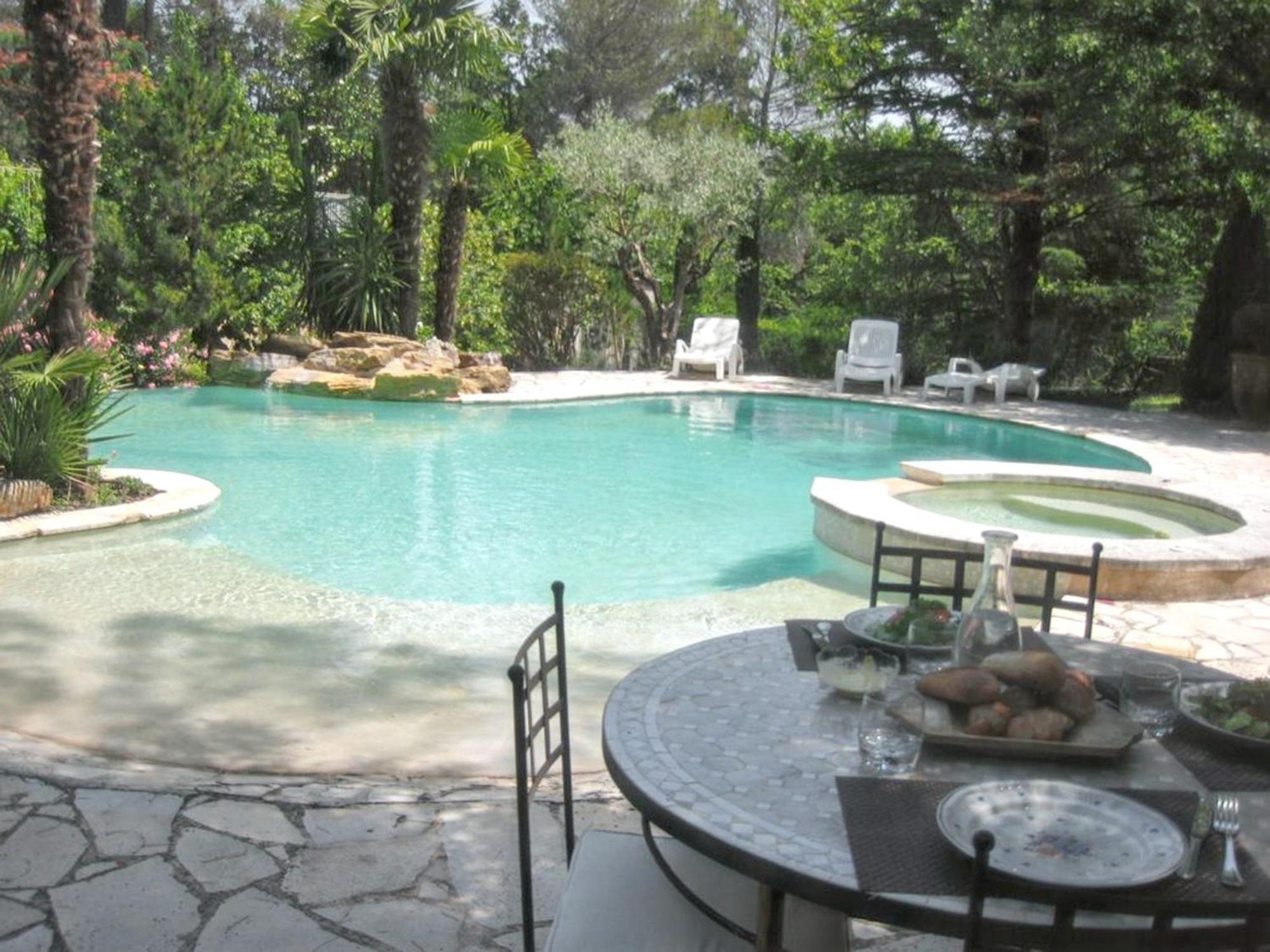 Villa Spacieuse Avec Piscine A Saint Maximin Экстерьер фото